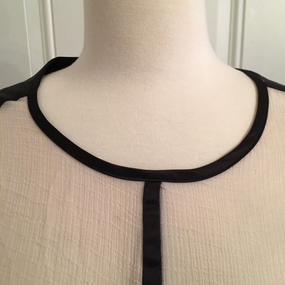 Narsico Rodriguez cream and black top (L) - Picture 5 of 7